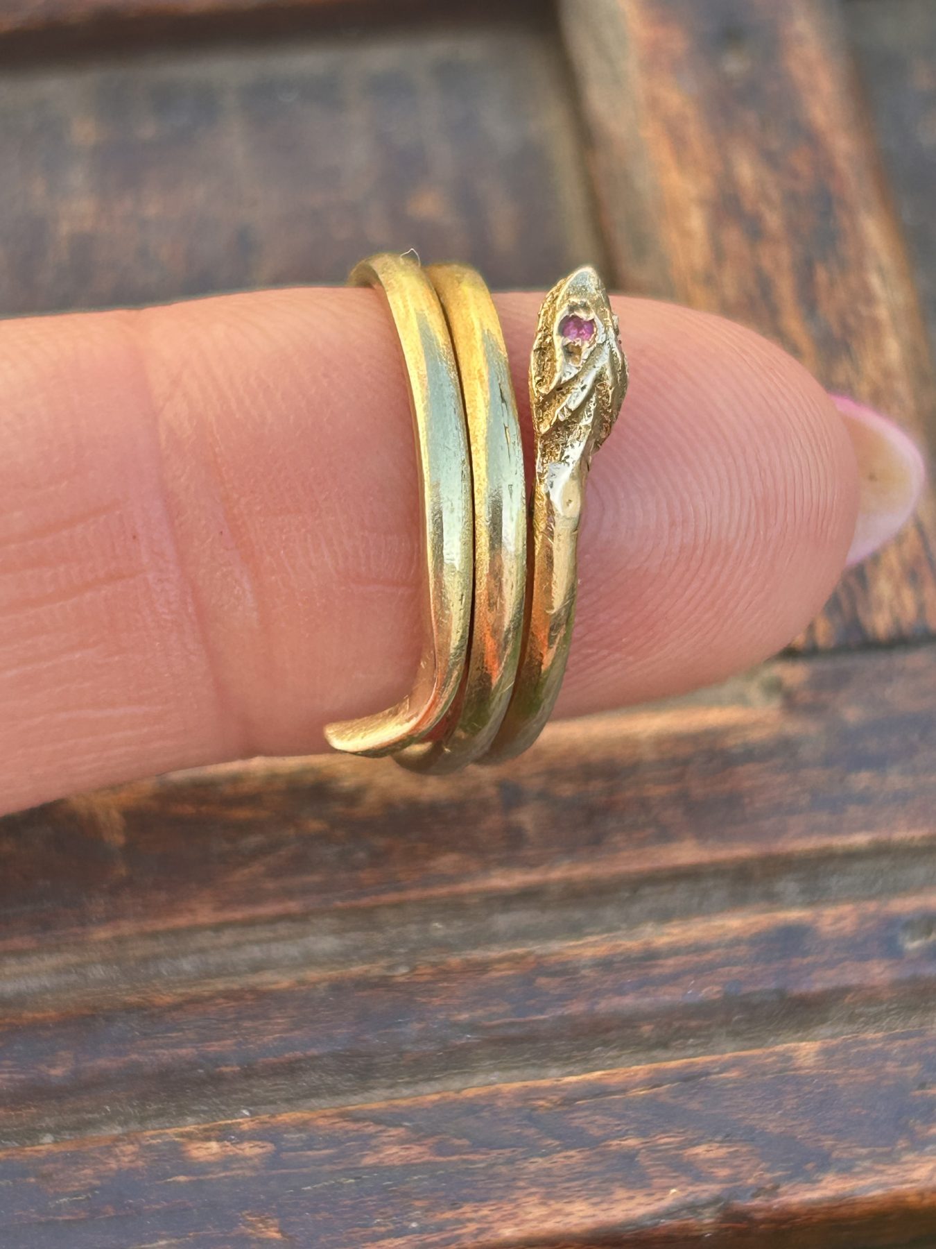 Beautiful 14ct ruby eyed snake ring - Image 5